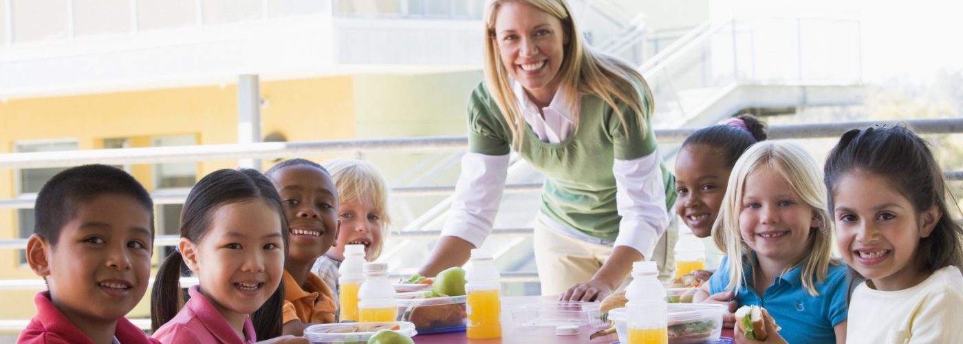 Distinction à faire entre les services de garde en milieu scolaire et la surveillance des élèves dîneurs Distinction à faire entre les services de garde en milieu scolaire et la surveillance des élèves dîneurs